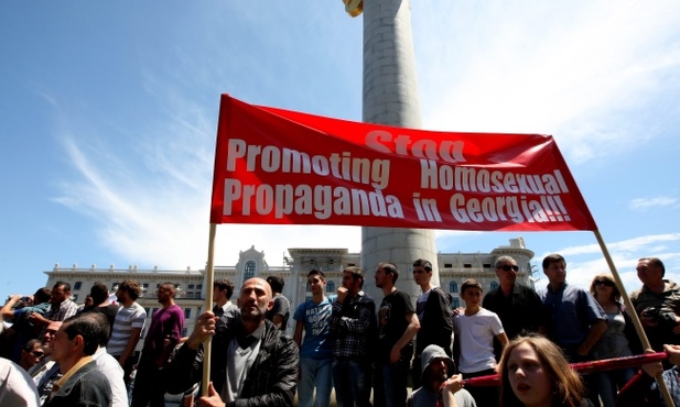 Tysiące demonstrantów udaremniły wiec homoseksualistów