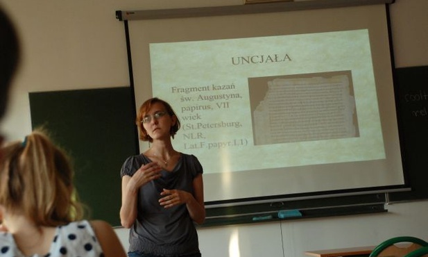 Barbara Bodziony prowadzi warsztaty o kaligrafii