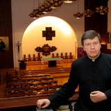 Ksiądz rektor w kaplicy seminaryjnej