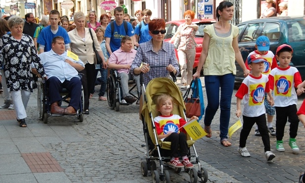 Barwny korowód przeszedł z fary na plac Corazziego
