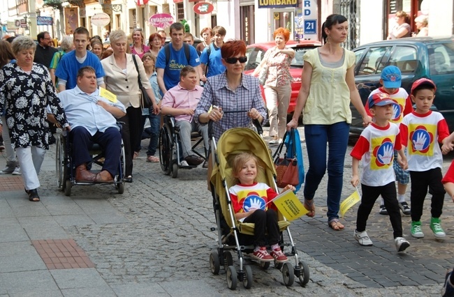 Barwny korowód przeszedł z fary na plac Corazziego