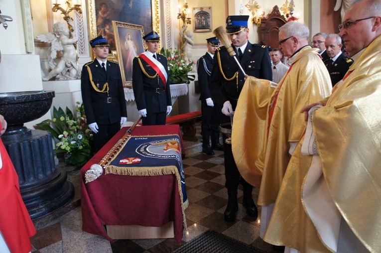 Poświęcenie sztandaru Komendy Miejskiej Państwowej Straży Pożarnej w Skierniewicach