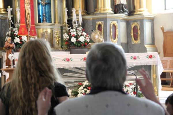 Adoracja Najświętszego Sakramentu w kościele Świetego Ducha podczas Dnia Jedności Wspólnot 