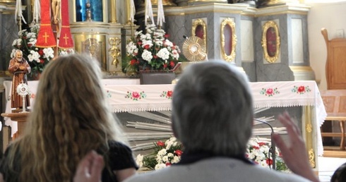 Adoracja Najświętszego Sakramentu w kościele Świetego Ducha podczas Dnia Jedności Wspólnot 