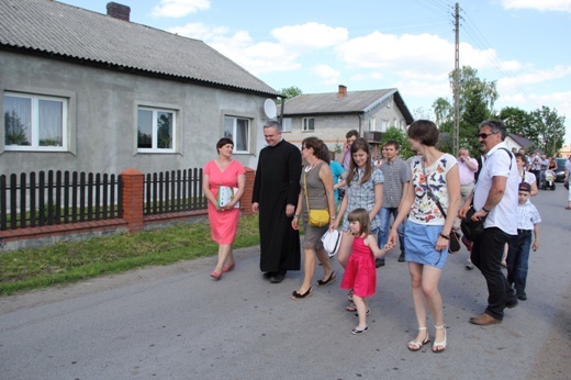 Poświęcenie krzyża w Strugienicach