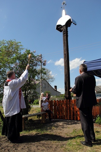 Poświęcenie krzyża w Strugienicach