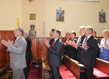 Obecni na Mszy św. samorządowcy podczas modlitwy "Ojcze nasz"