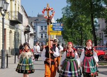 Do Piotrkowa i Częstochowy pielgrzymi wchodzili w strojach ludowych