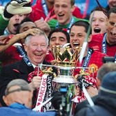 12 maja 2013 r. sir Alex Ferguson podnosi swoje 13. trofeum za mistrzostwo Anglii