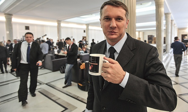 Przemysław Wipler jest posłem PiS, absolwentem Wydziału Prawa i Administracji Uniwersytetu Warszawskiego. W latach 2005–2008 pełnił funkcję dyrektora Departamentu Dywersyfikacji Dostaw Nośników Energii w Ministerstwie Gospodarki. Wykłada bezpieczeństwo energetyczne w Collegium Civitas. Był prezesem Stowarzyszenia KoLiber i Fundacji Republikańskiej, a także prowadził działalność gospodarczą. Ma 35 lat, jest żonaty, ma czworo dzieci.