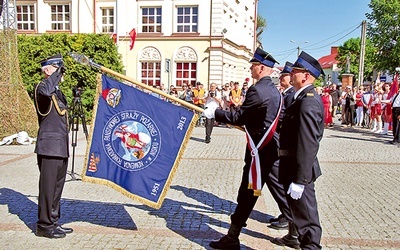 Przekazanie sztandaru miejscowej jednostce