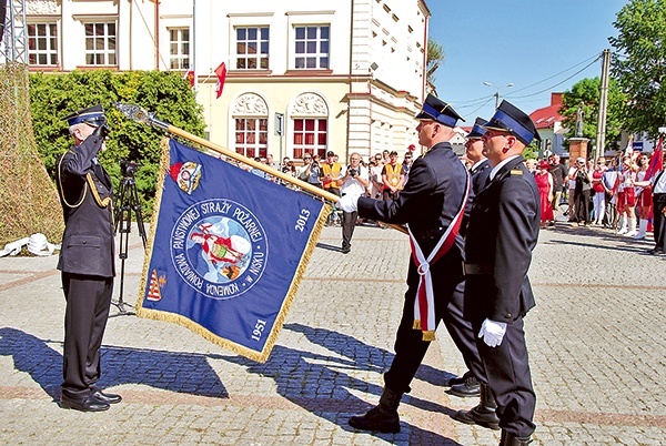 Przekazanie sztandaru miejscowej jednostce