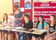 Uczniowie jeżowskiego LO recytują prace swoich rówieśników