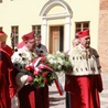 Rektorzy UMK i UWM składają kwiaty na grobie Kopernika