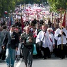  Z roku na rok procesje do Wilanowa stają się liczniejsze. Na zdjęciu: marsz po beatyfikacji ks. Jerzego Popiełuszki 