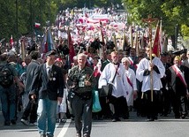  Z roku na rok procesje do Wilanowa stają się liczniejsze. Na zdjęciu: marsz po beatyfikacji ks. Jerzego Popiełuszki 