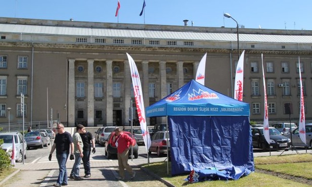 Rośnie miasteczko oburzonych