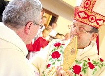  Relikwie przekazał bp. Regmuntowi o. Marek Donaj,  który przed uroczystością głosił trzydniowe rekolekcje