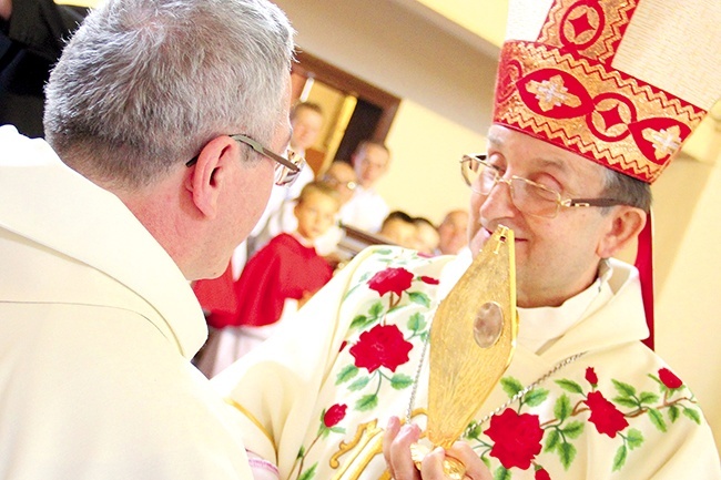  Relikwie przekazał bp. Regmuntowi o. Marek Donaj,  który przed uroczystością głosił trzydniowe rekolekcje