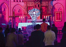W szczecineckim Wieczerniku przed Najświętszym Sakramentem kilkaset osób oczekiwało zesłania Ducha Świętego niemal do świtu