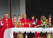 – Patrząc na historię pomyślmy o odpowiedzialności, którą dźwigali na sobie nasi przodkowie, dzięki czemu my dziś możemy obchodzić ten jubileusz – mówił w czasie homilii kard. Kazimierz Nycz