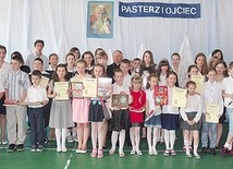  Wspólne zdjęcie laureatów z pasterzem diecezji to już tradycja konkursu