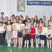  Wspólne zdjęcie laureatów z pasterzem diecezji to już tradycja konkursu