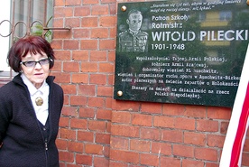  Zofia Pilecka-Obtułowicz przy tablicy upamiętniającej jej ojca 