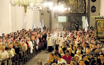  Różne wspólnoty przeżywały w jedności Eucharystię w bazylice Mariackiej 