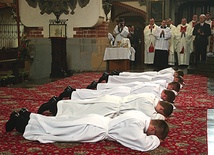 Podczas modlitwy o wstawiennictwo świętych, diakoni leżą krzyżem przed ołtarzem