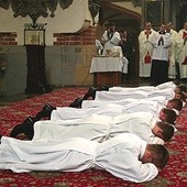 Podczas modlitwy o wstawiennictwo świętych, diakoni leżą krzyżem przed ołtarzem