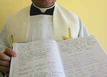 – Ks. Czesław Paruch z księgą pełną wpisów świadczących o wysłuchanych prośbach  przez Matkę Bożą Fatimską
