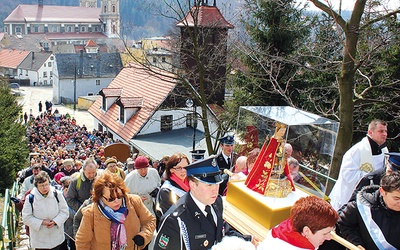 Wyjście z bardzką Madonną na dróżki różańcowe za każdym razem jest  dla wiernych dużym przeżyciem