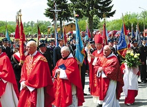 Procesja z relikwiami bł. Jana Pawła II przeszła wśród strażackich pocztów sztandarowych