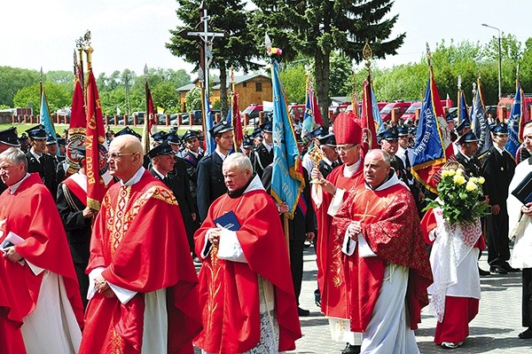 Procesja z relikwiami bł. Jana Pawła II przeszła wśród strażackich pocztów sztandarowych