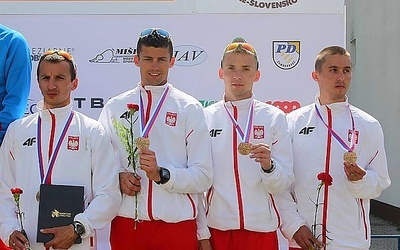 Michał Stasiewicz (drugi z prawej) 