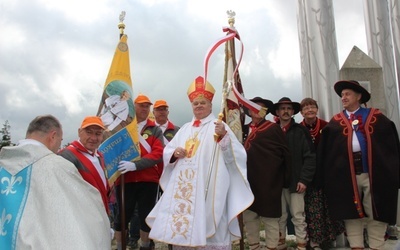 Bp Tadeusz Rakoczy z uczestnikami rajdu na Bendoszkę