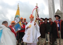 Bp Tadeusz Rakoczy z uczestnikami rajdu na Bendoszkę