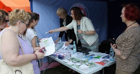 Z ofertą szczepień Powiatowej Stacji Sanitarno-Epidemiologicznej w Radomiu można było między innymi zapoznać się podczas spotkania w Jedlni, w czasie Święta Niezapominajki