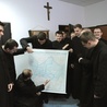 Kończąc seminaryjną formację bacznie przyglądali się mapom pokazującym parafie
