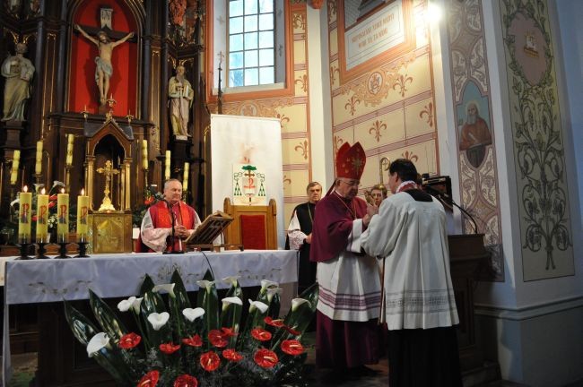 Bp Roman Marcinkowski przekazuje relikwie ks. proboszczowi Adamowi Zaborowskiemu