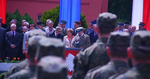 Awanse, medale i... piosenka