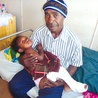  5-letnia Ania na rękach taty po operacji szpotawej nóżki 
