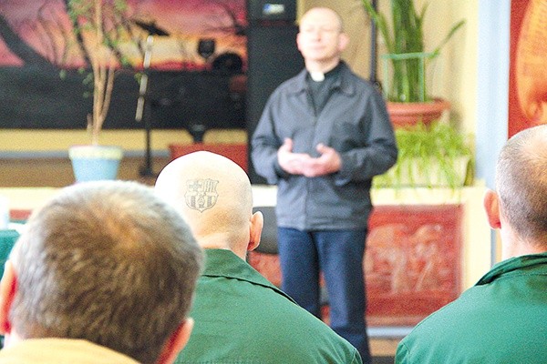 Ks. Wojciech Nowak SJ wprowadza więźniów w świat medytacji 