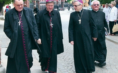 Abp. Józefowi towarzyszyli abp Marian Gołębiewski i bp Andrzej Siemieniewski  