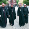 Abp. Józefowi towarzyszyli abp Marian Gołębiewski i bp Andrzej Siemieniewski  