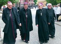 Abp. Józefowi towarzyszyli abp Marian Gołębiewski i bp Andrzej Siemieniewski  