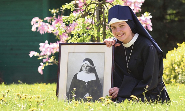 Siostra Miriam (z portretem założycielki) ze Zgromadzenia Najświętszej Duszy Chrystusa – „słonecznych sióstr”  