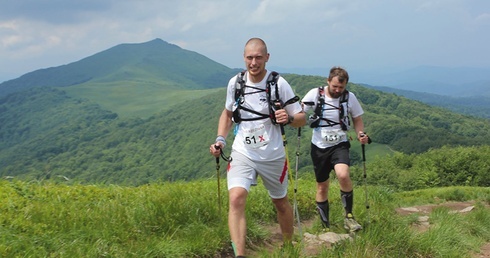 „Gość Niedzielny" patronuje trzem biegom odbywającym się w Tatrach (Weekend Biegowy z Sokołem) oraz Biegowi Rzeźnika w Bieszczadach – na zdjęciu z lewej zawodnicy na trasie w 2012 r. 
