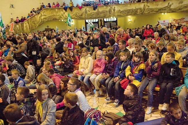 Ponad 2 tys. dzieci po brzegi wypełniło pilski kościół
